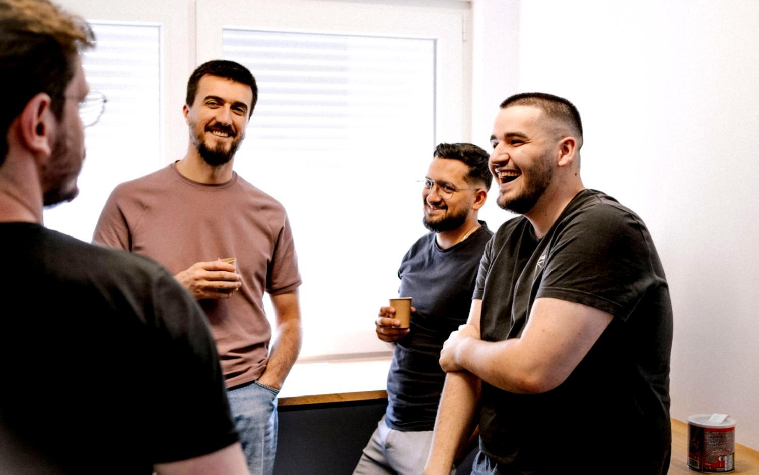 Profesionales analizando estrategias financieras en entorno empresarial moderno
