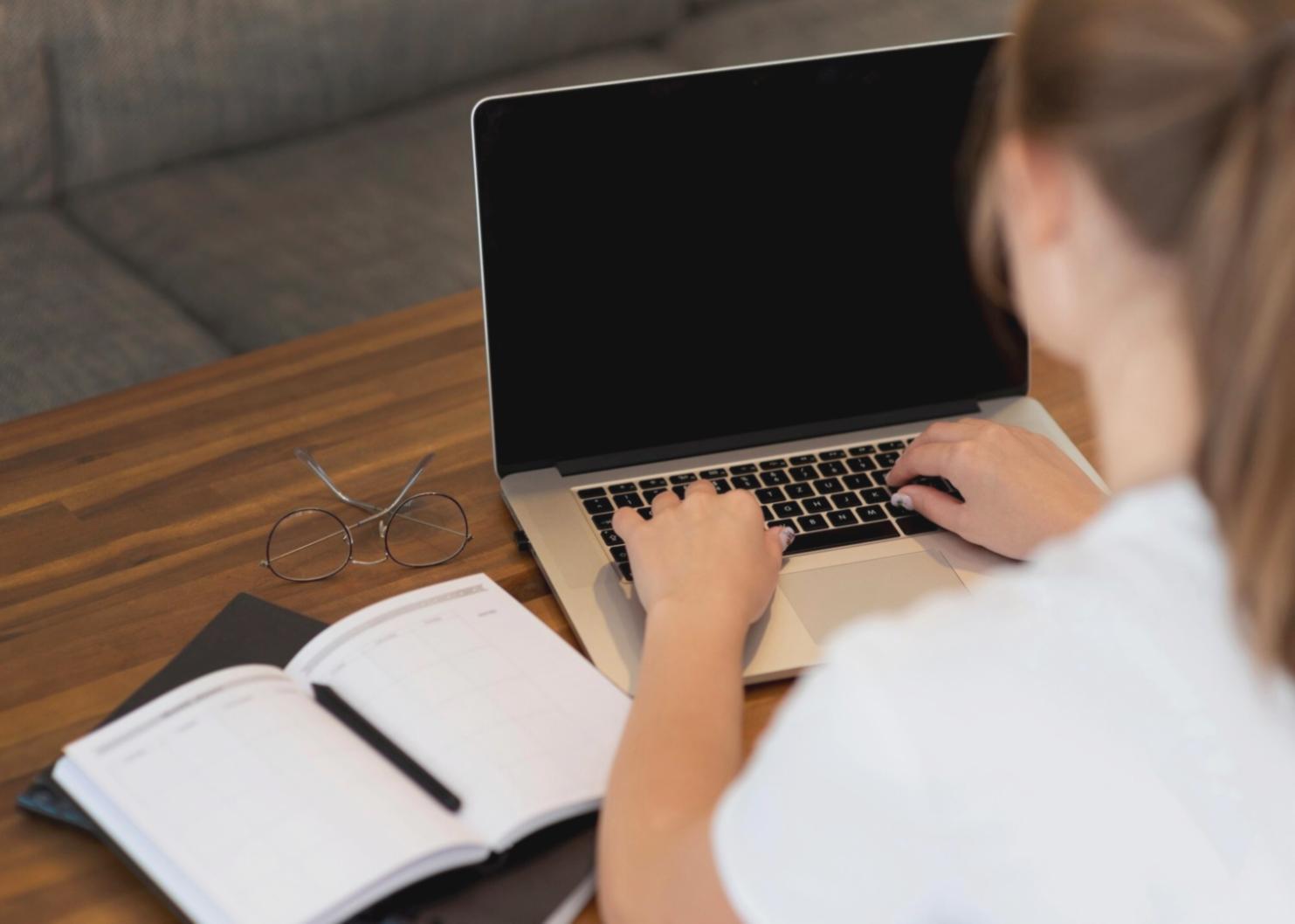 Profesionales trabajando en análisis financiero colaborativo